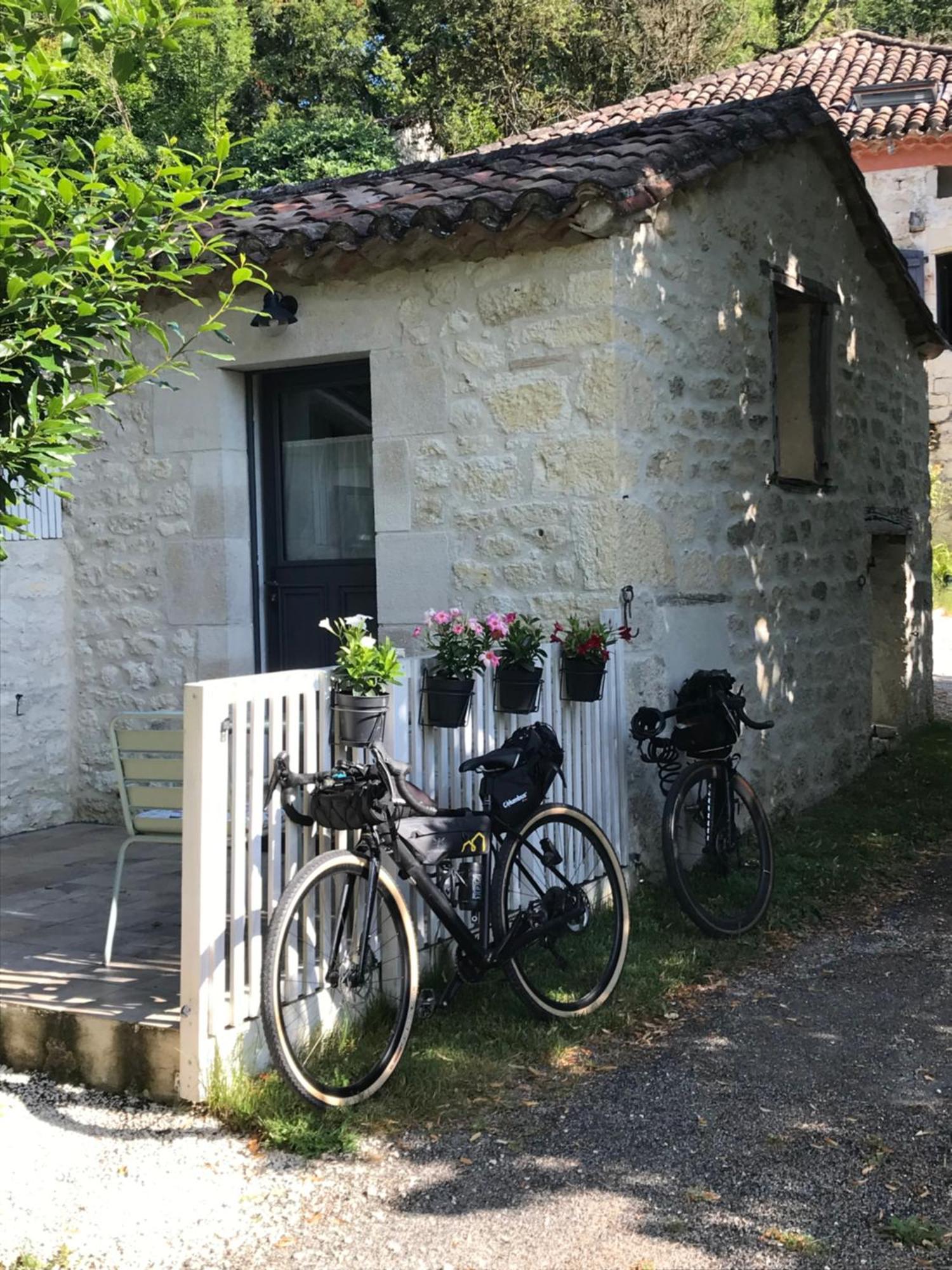 Le Val Du Pech Chantant Chambres D'Hotes Pern Zewnętrze zdjęcie